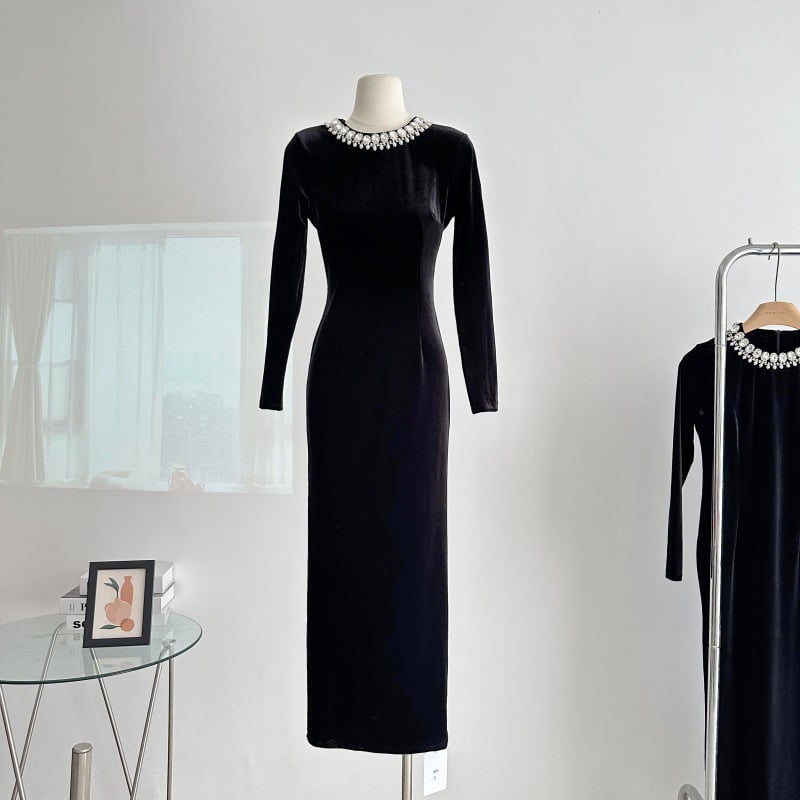 Elegant Black Velvet Dress for Banquet Hosts